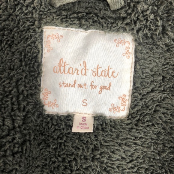 Altar’s State vest - Picture 2 of 9